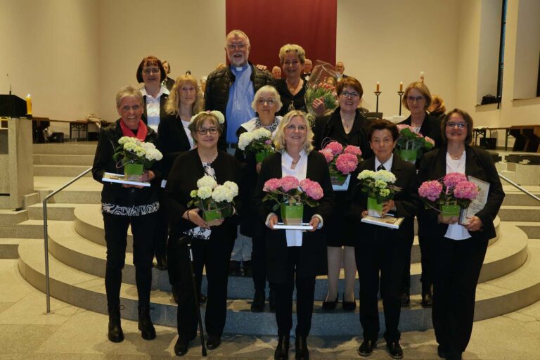 Im Rahmen des Konzerts wurden mit Monika Rynas, Beate Greve, Birgit Schmitt, Anne Sandfort, Doris Bandl (1. Reihe v.l.), Monika Winkler, Claudia Neuhaus, Beate Bergmann, Birgit Jankowski (2. Reihe) neun Sängerinnen des Frauenchores Maria Pacis von Pfarrdechant Jürgen Schäfer für 25-jährige Mitgliedschaft geehrt. Die erste Vorsitzende Margret Fohrmann und Chorleiterin Kornelia Grewe freuten sich mit den Sängerinnen. Fotos: Mareike Gerundt