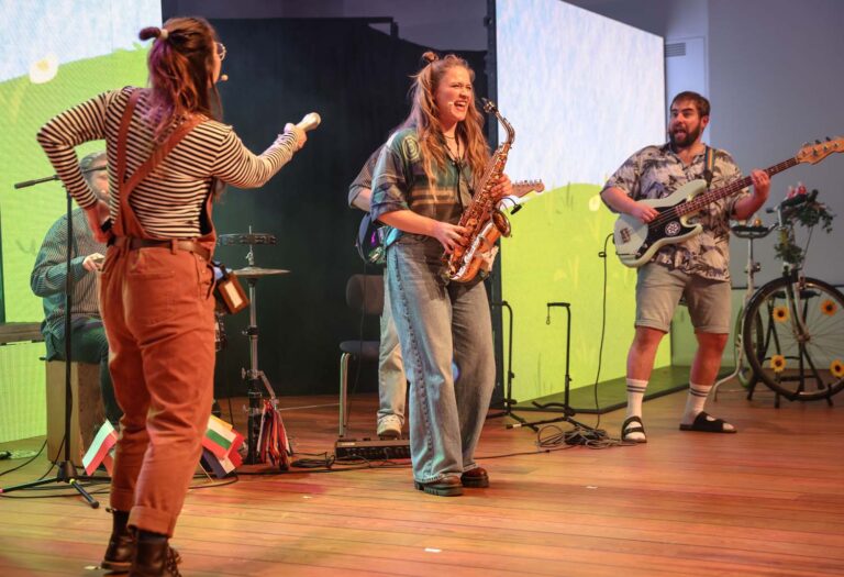 Die Theatergruppe Gugelhupf freut sich auf ihren Auftritt in Werne. Kitas und Grundschulen können sich bis zum 1. April 2026 um eine kostenlose Vorstellung bewerben. Foto: Theatergruppe Gugelhupf