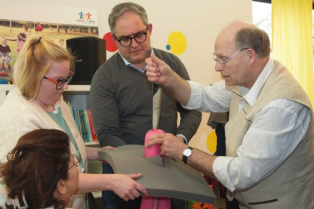 So funktioniert eine Stoma-Operation am Dickdarm. Chefarzt Dr. Alexander Janzen (Bildmitte) und Oberarzt Dr. Gerhard Leder (links) zeigten unter Mithilfe der Besucher, bei der RGW-Monatsversammlung, anhand eines Plastikmodells, wie eine Stoma-Operation abläuft.