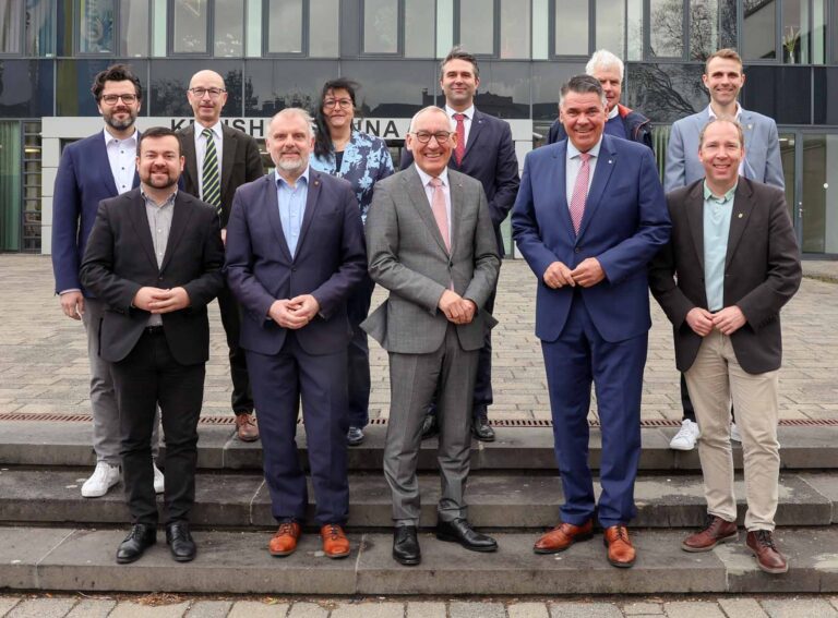 Die Bürgermeisterkonferenz erhielt Besuch (vorne von links): Dimitrios Axourgos (Bürgermeister Schwerte), Dirk Wigant (Bürgermeister Unna), Heinrich Böckelühr (Regierungspräsident Bezirksregierung Arnsberg), Landrat Mario Löhr, Till Knoche (Bürgermeister Holzwickede); (hinten von links): Lars Hübchen (Bürgermeister Werne), Thomas Wirth (Dezernent in Selm), Elke Kappen (Bürgermeisterin Kamen), Kreisdirektor Philipp Reckermann, Thomas Heinzel (Bürgermeister Bergkamen) und Nils Böckmann (Bürgermeister Bönen). Foto: Max Rolke – Kreis Unna