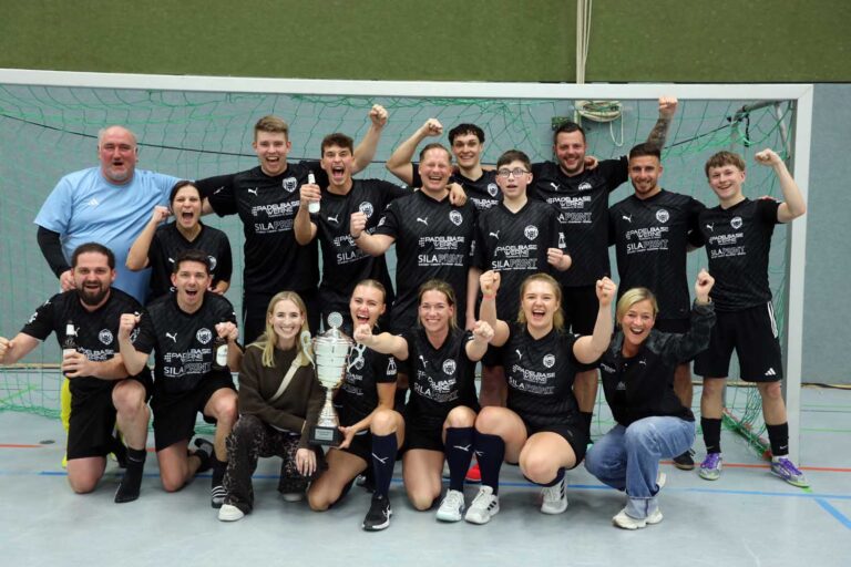Das Team der PadelBase Werne verteidigte den Titel beim Benefizturnier "Werne kickt". Foto: Isabel Schütte