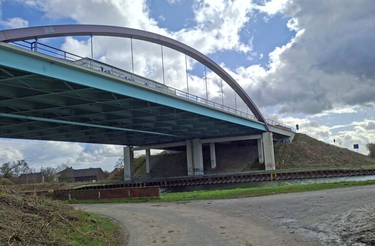 Die Autobahnbrücke über den Datteln-Hamm-Kanal soll ersetzt werden. Die vorbereitenden Maßnahmen für den Neubau beginnen jetzt. Fotos: Wagner