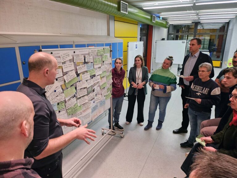 Beim Workshop mit der Schulgemeinde informierte KBW-Chef Dr. Tobias Gehrke (links) über den aktuellen Stand zur Zukunft des Anne-Frank-Gymnasiums. Foto: AFG