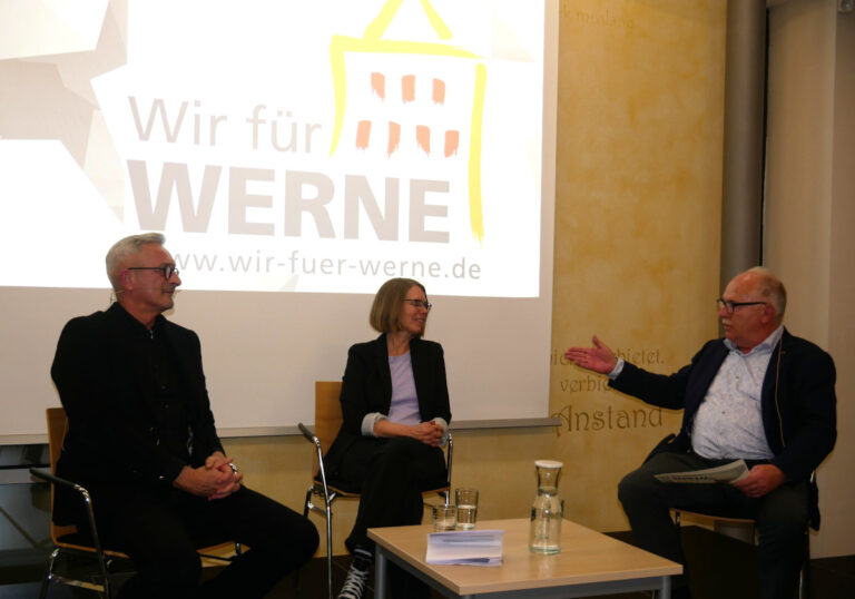 In der Diskussionsrunde beantworteten Dr, Werner Pfeil und Anne Brorhilker moderiert von Miachel Zurhorst (v.l.) Fragen aus dem Publikum. Fotos: Gaby Brüggemann