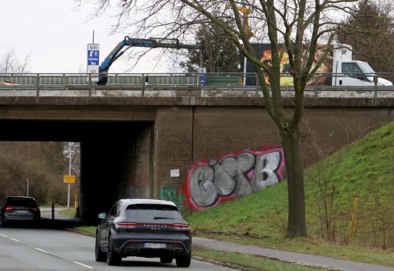 Arbeiten von Gelsenwasser erfordern eine lange Vollsperrung der Stockumer Straße im Bereich der Autobahnbrücke. Nun ist es überraschenderweise zu einer Umplanung des viel diskutierten Projekts gekommen. Foto: Volkmer