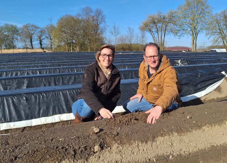 Thorsten und Claudia Bleckmann können auf ihren Feldern Ostern noch keinen Spargel ernten. Foto: privat  