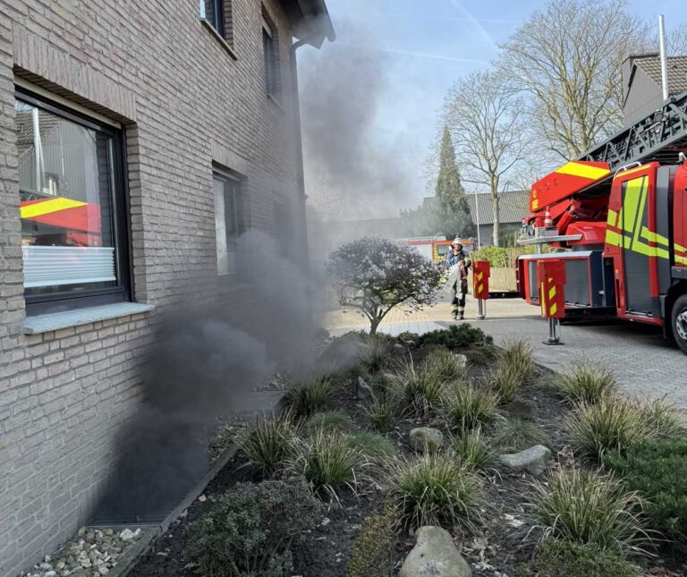 Ein Kellerbrand in Werne-Horst alarmierte am Freitagmorgen die Feuerwehr und weitere Einsatzkräfte. Foto: FFW