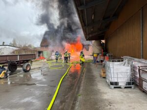 Die Feuerwehr bekämpft mit starken Kräften einen Brand an der Südkirchener Straße. Rund 100 Schweine befinden sich noch in Gefahr. Foto: FFW