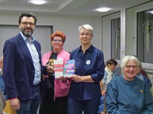 Bürgermeister Lars Hübchen, Marga Winkelmann von Organisationsteam des Internationalen Frauentags in Werne und Sprecherin Aloisia Kreienbaum (von links) bei der Auftaktveranstaltung zur Internationalen Frauenwoche in Werne. Fotos: Schwarze