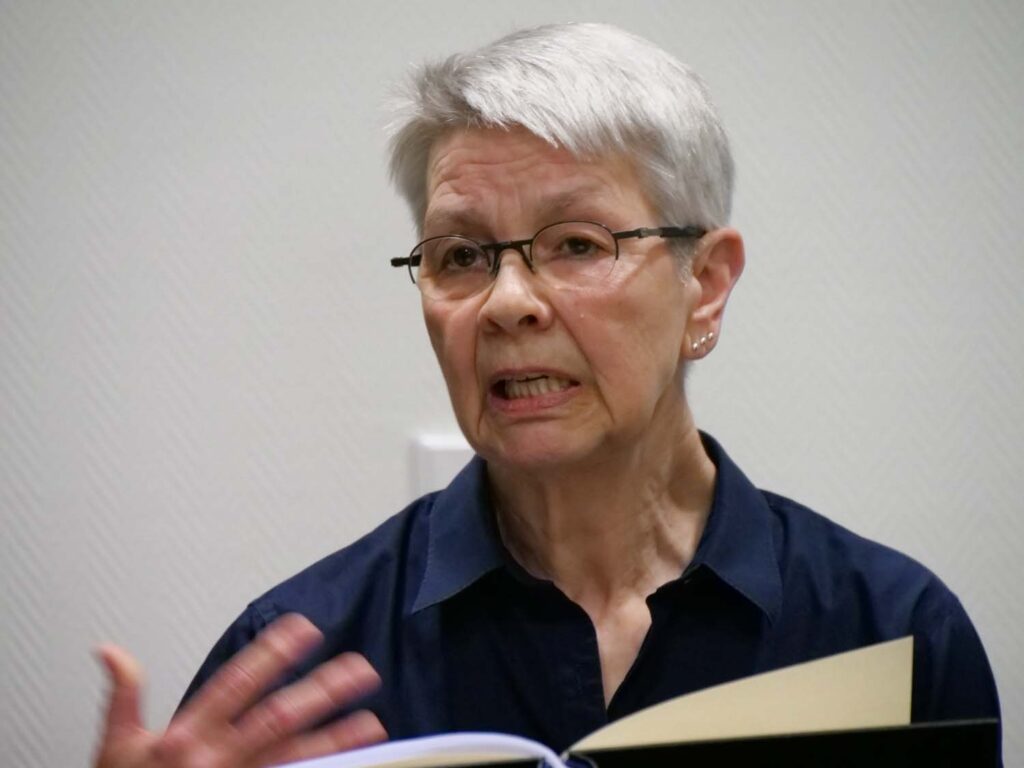 Aloisia Kreienbaum las aus Büchern, die Frauen zur Wut ermutigen.