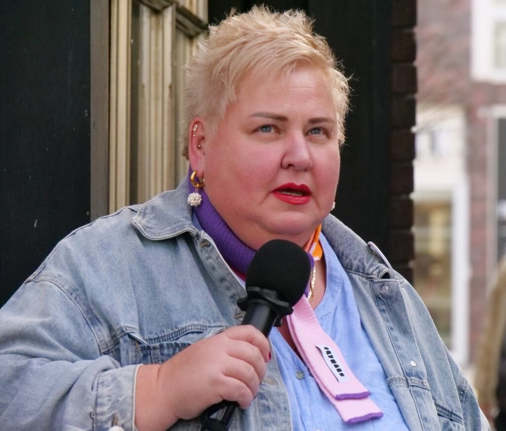 Sabine Fromme, Autorin der TeXXtwerkstatt, setzte sich beim Rundgang mit Gewalt gegen Frauen auseinander.