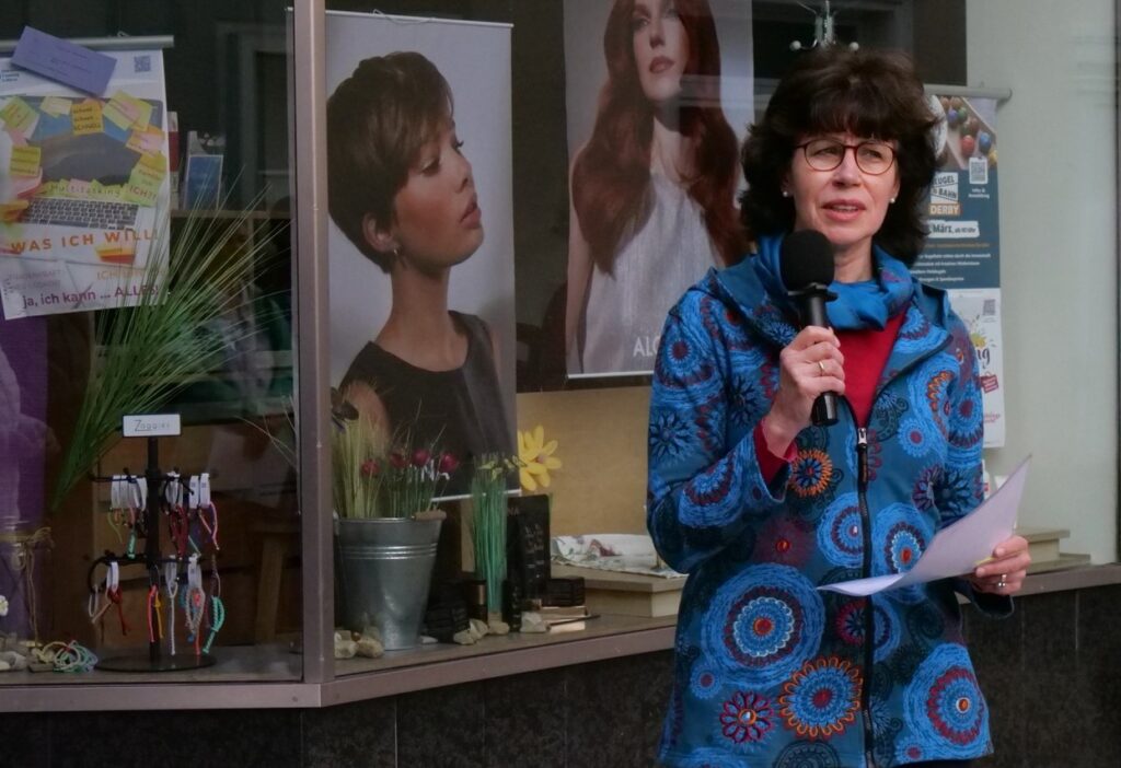 Daniela Sicken trug vor dem Friseursalon Quante ihr Gedicht über den alltäglichen Multitasking-Wahnsinn einer Frau vor. Foto: Schwarze