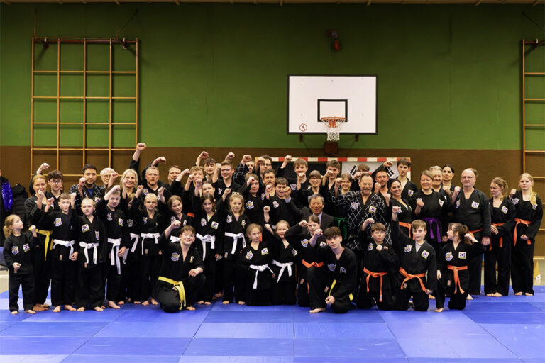Der Vorsitzende der World Hapkido Association Deutschland war persönlich angereist, um 46 Prüflingen die nächste Gürtelgraduierung abzunehmen.