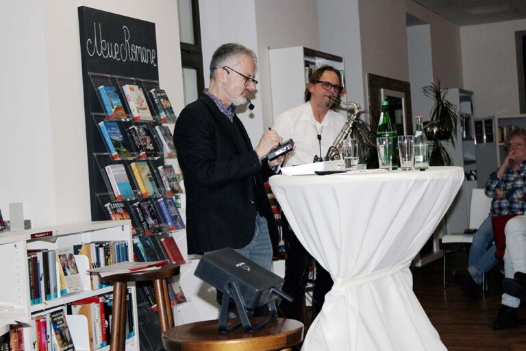 Die Lesung „Ente mit Schrecken“ von und mit Christian Huppert (links), begleitet von Jazzmusiker Claudius Reimann, begeisterte das Publikum. Fotos: privat