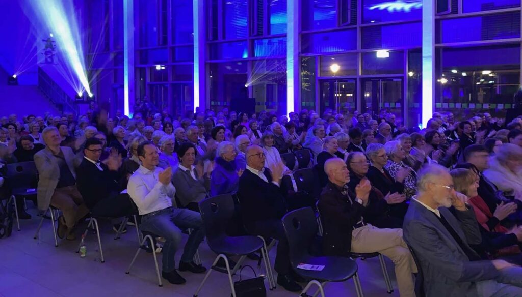 Der Funke sprang über: Das Publikum applaudierte begeistert. Foto: Schwarze