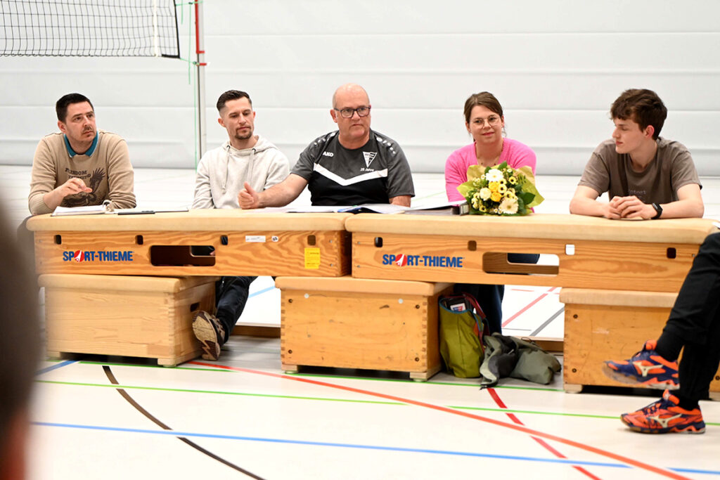 Peter Reinhardt (Mitte) führte durch Tagesordnung der Mitgliederversammlung. Er bedankte sich mit einem Blumenstrauß bei Annemarie Glitz, die als Kassiererin nicht mehr zur Verfügung stand. Foto: MSW