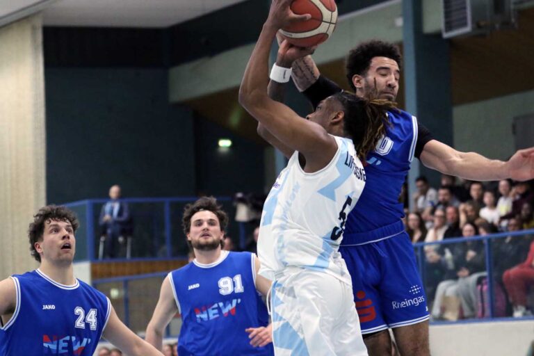 Hart angegangen wurde mehrfach der starke Junior Deumi Simo. Mit einer Rippenverletzung ist der Forward nun fraglich für das Abstiegsduell mit Münster. Fotos: Wagner