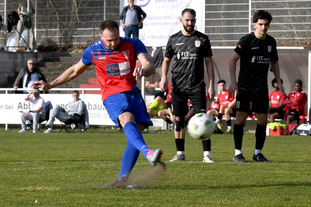 Die große Chance zum Anschlusstreffer vergab WSC-Goalgetter Jannik Prinz, als er in der 45. Minute Probleme mit den unebenen Platzverhältnissen bekam und den Ball über das Tor schoss. Foto: MSW