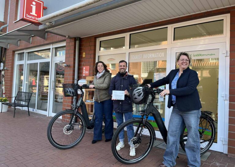 Ab sofort sind in der Tourist Information in Nordkirchen vier neue E-Bikes ausleihbar. Tourismusmanagerin Maike Teetz (v.l.), Wirtschaftsförderer Karim Laouari und Bürgermeisterin Maike Teetz haben die E-Bikes Probegefahren. Foto: Gemeinde Nordkirchen/Hauck