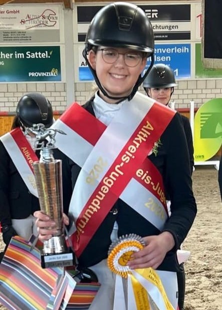 Durch ihren Sieg in der L* Dressur wurde Lena Schwert auch noch mit dem Titel der Vize-Kreismeisterin der Dressurreiter belohnt. Fotos: Verein