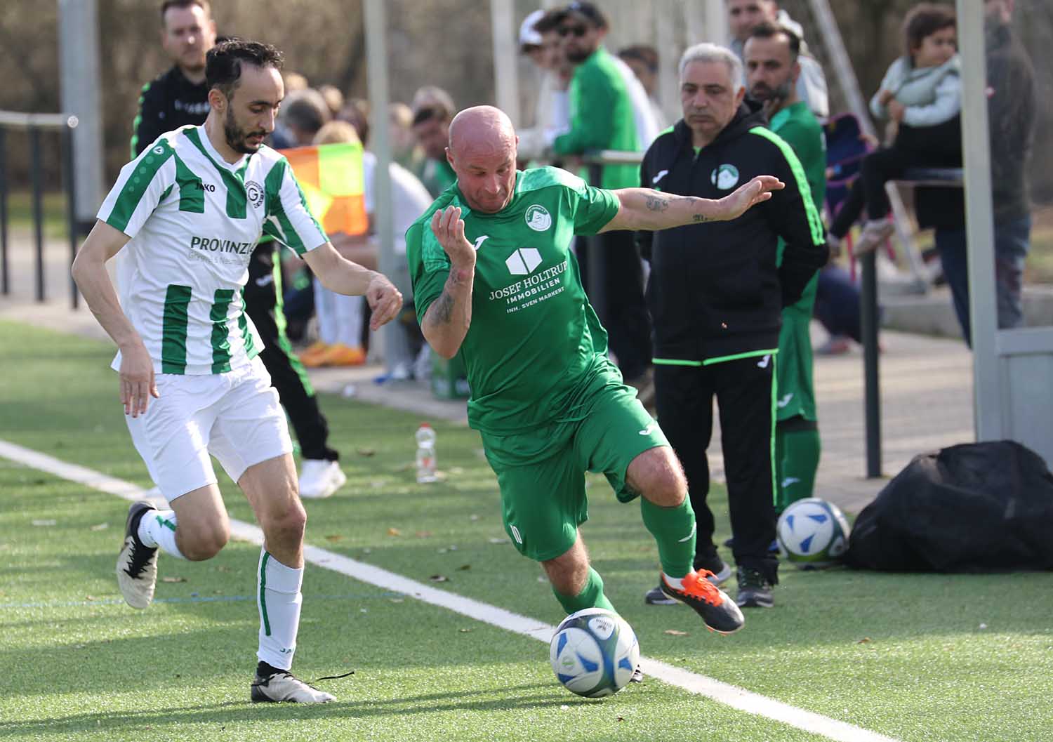 Michael Mroz (rechts) und der SV Stockum blieben gegen den TuS Lohauserholz-Daberg II chancenlos. Foto: Wagner