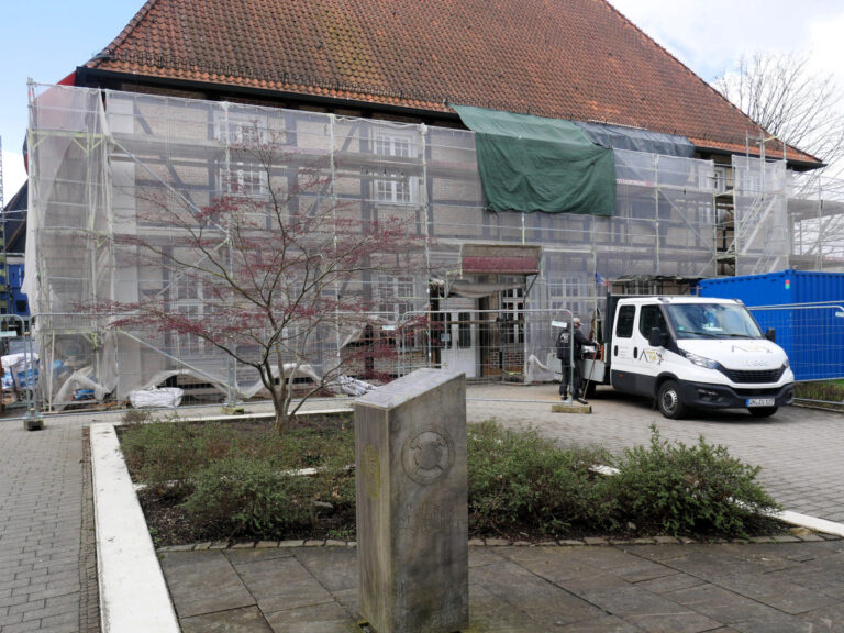 Die Fassadensanierung am Stadtmuseum hat im März Fortschritte gemacht. Fotos: Gaby Brüggemann