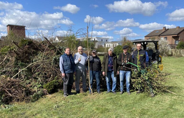 Bei den Steinkamp-Siedlern laufen die Vorbereitungen für das traditionelle Osterfeuer auf Hochtouren. Foto: privat