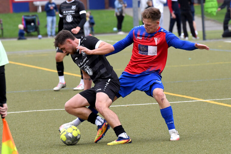 Für eine Halbzeit reichte die Kraft: Marvin Stöver (r.) löste nach der Pause Tim Abdinghoff ab. Archivfoto: MSW