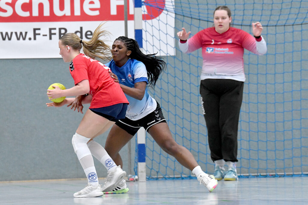 Vor allem in der ersten Halbzeit ließ die Werner Defensive nicht viel zu. In dieser Szene wird die Dortmunderin Lotte Bergsen (rotes Trikot) von Myriam Hins gestoppt. TVW-Torfrau Sophia Boecker braucht nicht einzugreifen. Foto: MSW