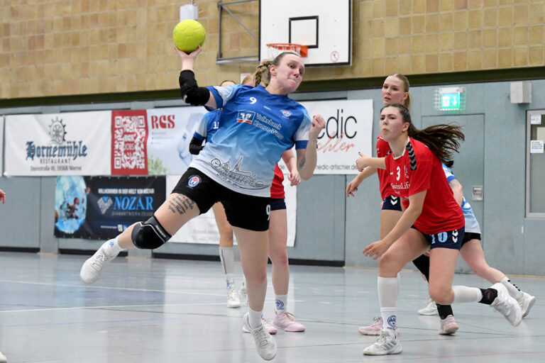 Sonja Plotek kann sich hier gegen die Dortmunder Abwehrreihe durchsetzen und kommt frei zum Torwurf. Foto: MSW