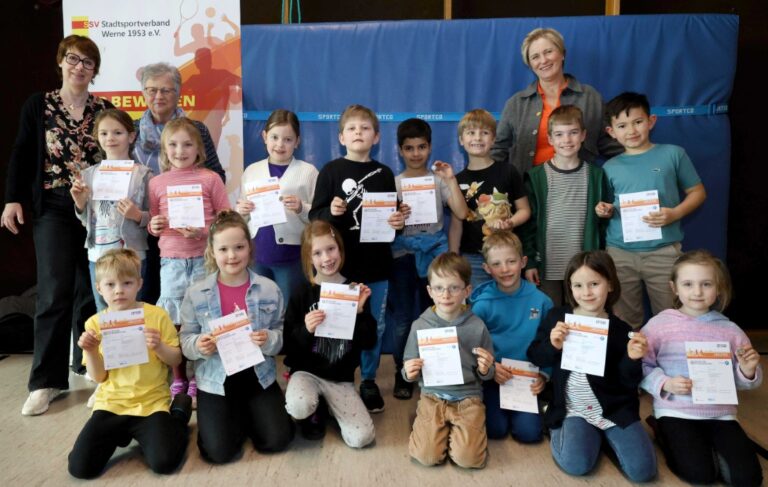 Applaus für Sport-Leistungen: Abzeichen an Uhlandschule übergeben