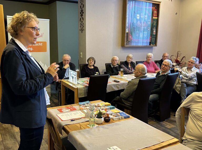 Astrid Lindner, Leiterin der Beratungsstelle Kamen von der Verbraucherzentrale NRW, beantwortete Fragen der CDU-Senioren. Foto: R. Hasler