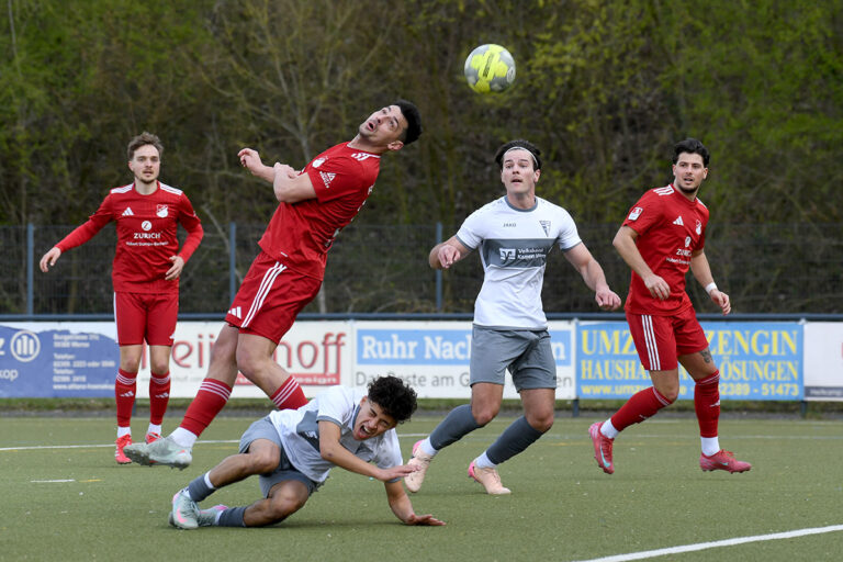 Während WSC-Angreifer Mirac Sahin nach einem Zweikampf mit Christoph Kasak zu Boden geht, lauert Torschütze Johannes Schwenniger auf die Chance, an den Ball zu kommen. Foto: MSW