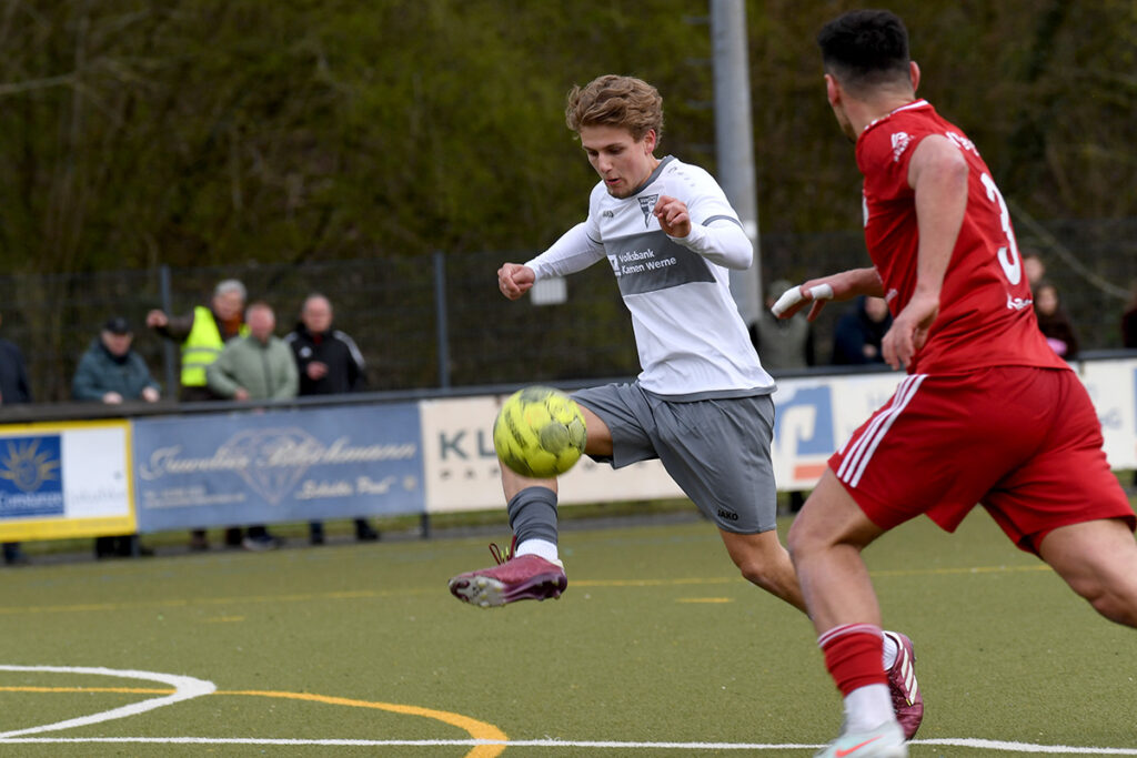 Tim Hoppe kam in der 68. Minute für Johannes Schwenniger. Hier geht er mit einer eleganten Ballannahme an seinem Gegenspieler Christoph Kasak vorbei. Foto: MSW