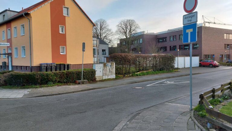 Die Einfahrt in die Straße Weihbach soll für Elterntaxis unattraktiver gestaltet werden. Foto: Wagner