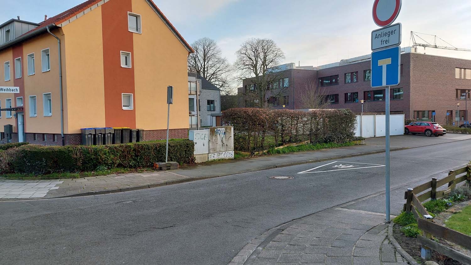 Die Einfahrt in die Straße Weihbach soll für Elterntaxis unattraktiver gestaltet werden. Foto: Wagner