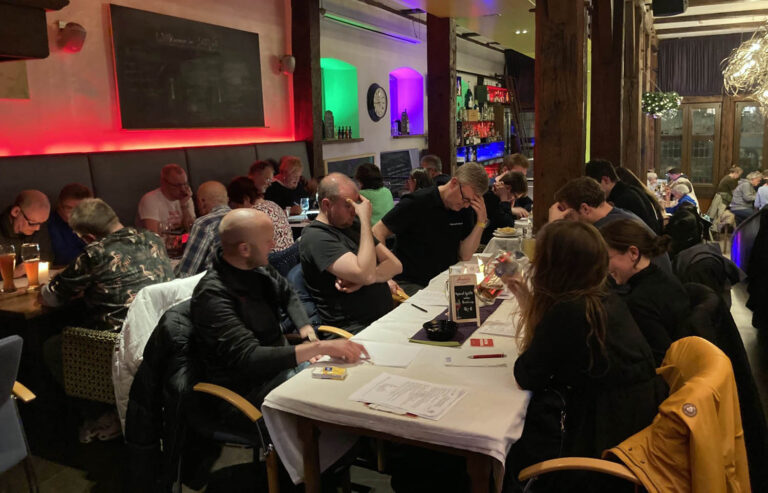 Rauchende Köpfe gab es wieder beim Kneipenquiz des Fördervereins der Stadtbücherei. Foto: privat