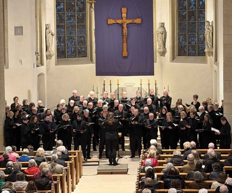 Der Dortmunder Oratorienchor und die Singgemeinschaft der Marienkantorei Lemgo präsentierten John Stainers selten zu hörende Werke „The Crucifixion“ und „I saw the Lord“ in der Pfarrkirche St. Christophorus. Foto: Musica Sacra