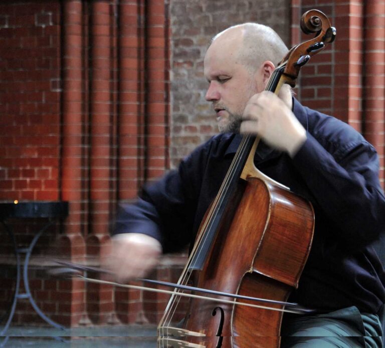 Der Ber­liner Cellist Ludwig Frankmar konzertiert in der Pfarrkirche St. Christophorus. Foto: privat