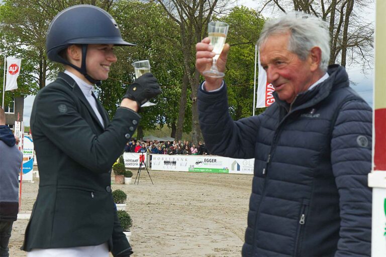 Landestrainer Klaus Reinacher (rechts) überbrachte das Goldene Reitabzeichen nicht nur an Laura Hinkmann (rechts), sondern gehörte auch zu den ersten Gratulanten. Fotos: Steinmüller