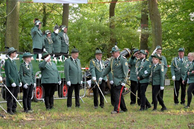 Mit einer Vorübung bereitet sich Frohsinn 07 auf das große Pfingstschützenfest in diesem Jahr vor. Foto: Verein