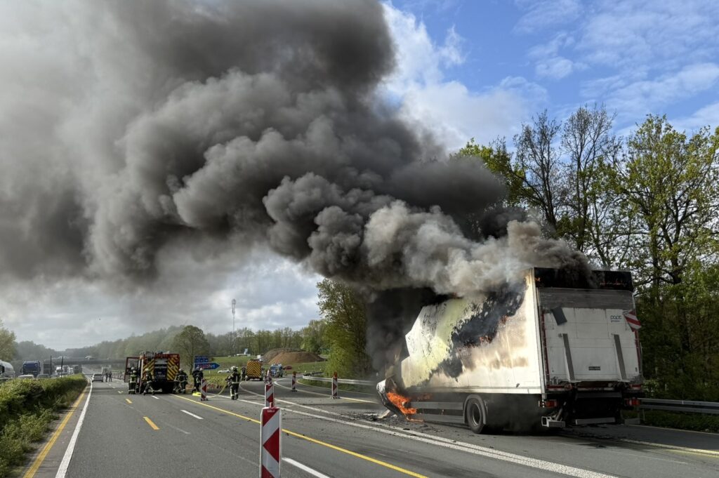 Ein Lkw-Brand auf der A1 sorgt für einen stundenlangen Einsatz der Feuerwehr Werne. Fotos: FFW