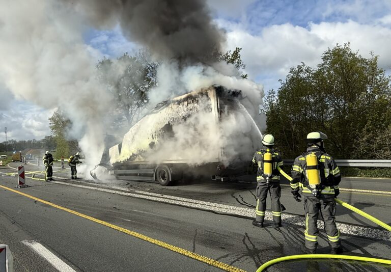 Ein Lkw-Brand auf der A1 sorgt für einen stundenlangen Einsatz der Feuerwehr Werne. Fotos: FFW