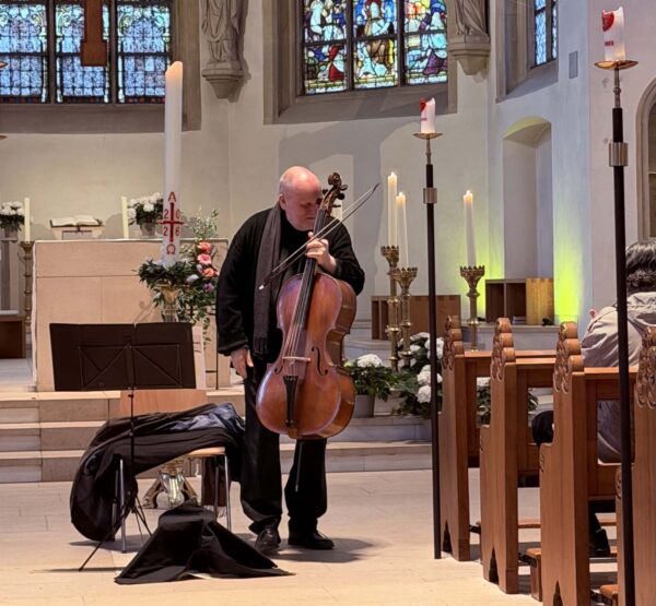 Ludwig Frankmar spielte in bezaubernder Virtuosität auf einem kostbaren fünfsaitigen Barockcello, dessen warmer, nuancenreicher Klang die Kirche füllte, ohne je aufdringlich zu wirken. Foto: privat