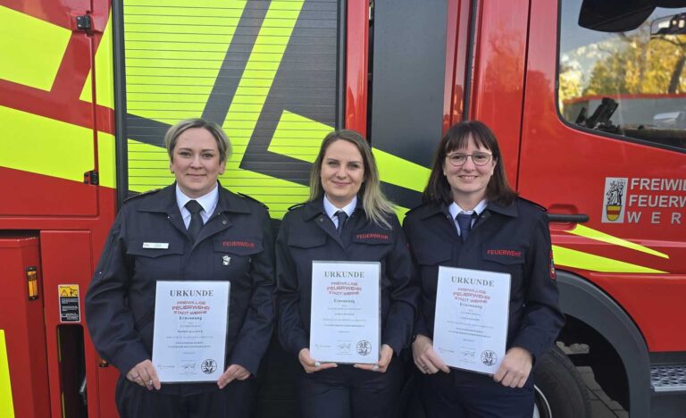 Saskia Roesler (mitte) übernimmt das Amt der Stadtkinderfeuerwehrwartin. Unterstützt wird sie von ihren beiden Stellvertreterinnen Desirée Blaurock (links) und Tatjana Kuhn. Fotos: FFW