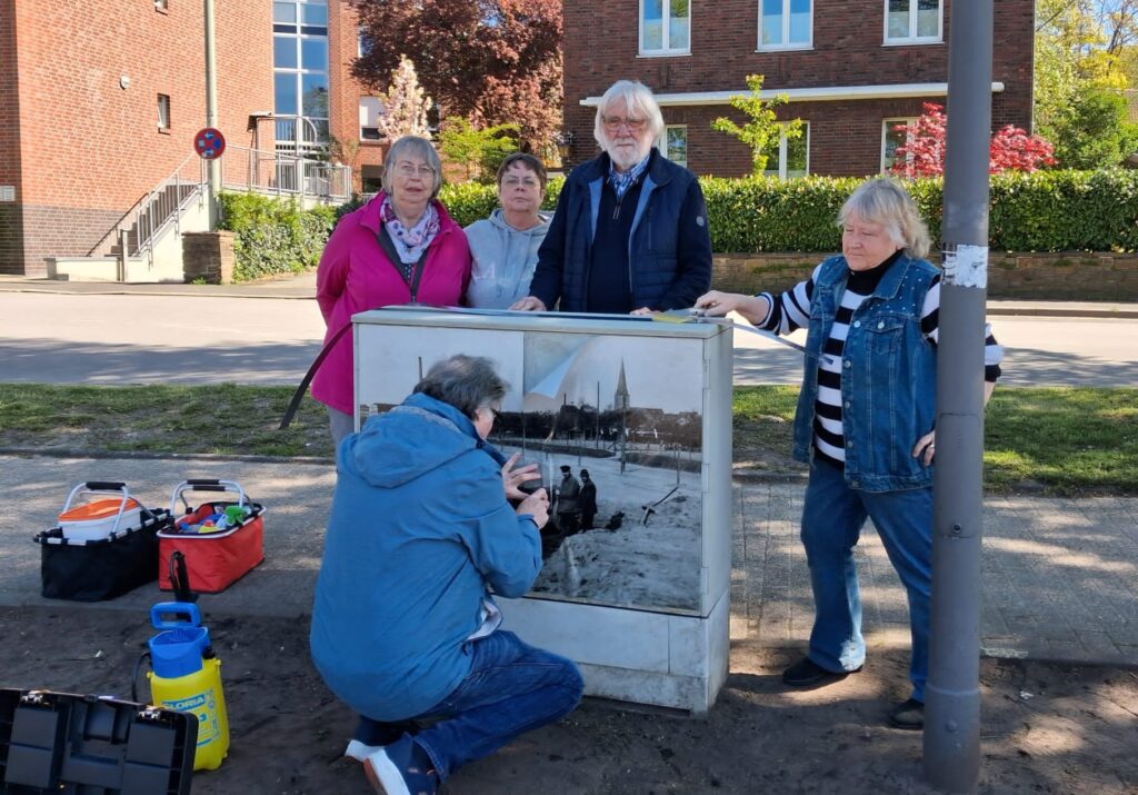 Am Hagen erneuerten Mitglieder des Heimatvereins einen Stromkasten im Rahmen der Aktion "Werne putzt sich raus". Foto: Verein