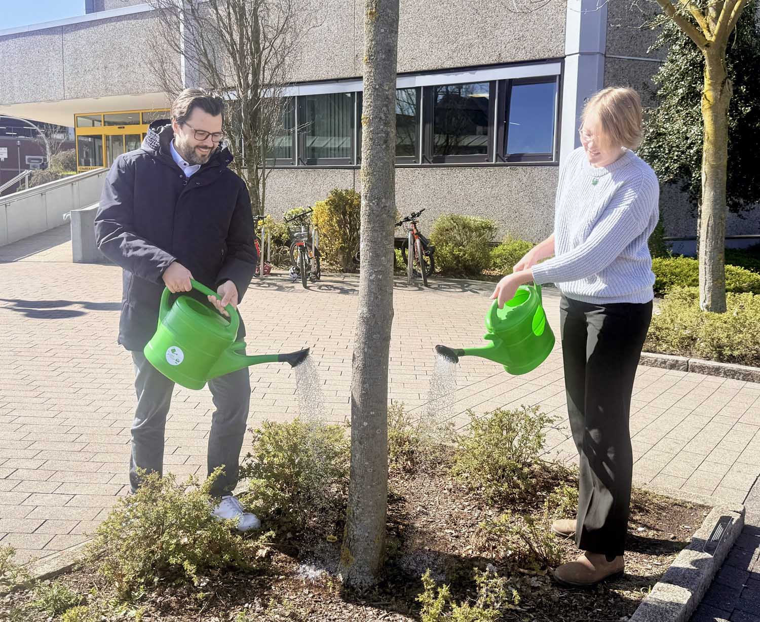 Klimaschutzmanagerin Louisa Rose und Bürgermeister Lars Hübchen stellen die Gießpatenschaft vor. Fotos: Stadt Werne