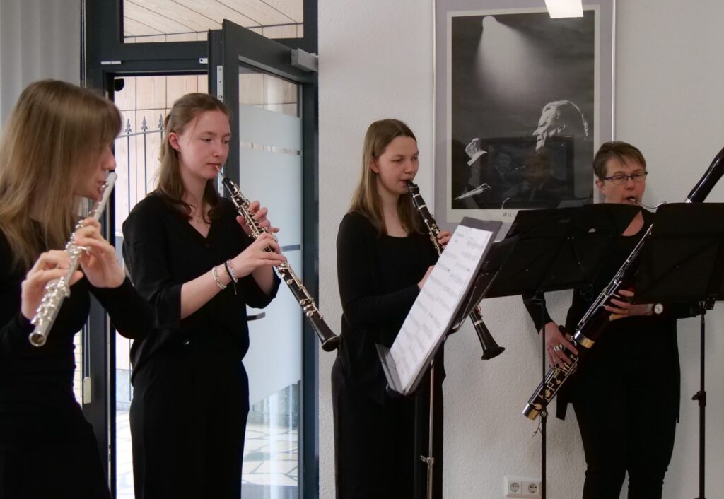 Musikalisch untermalen drei Musikschülerinnen unter der Leitung von Angela Waldmann das Stiftungsjubiläum. – Foto: Schwarze