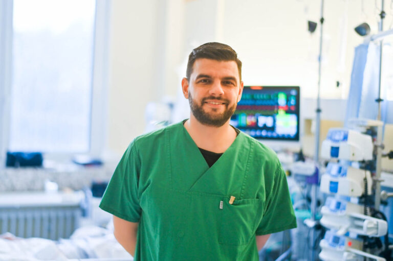 Referent ist Dr. med. Mario Wachowiak, Chefarzt der Klinik für Anästhesiologie, Operative Intensivmedizin und Schmerzmedizin. Foto: Daniel Dreyer