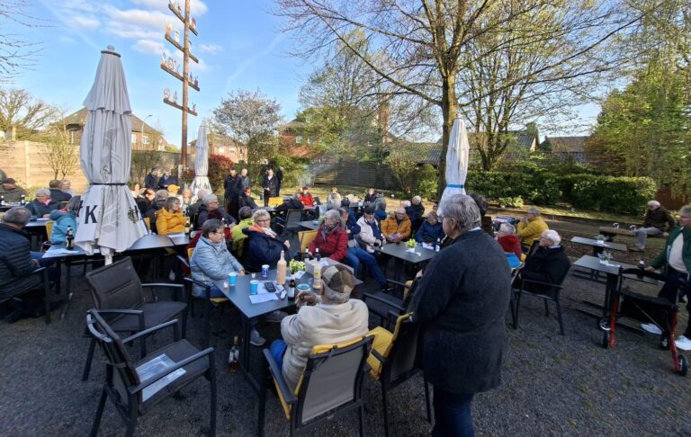 Gut besucht war das Osterfeuer der Kolpingsfamilie am neuen Standort im Kolpinggarten. Foto: Schwert
